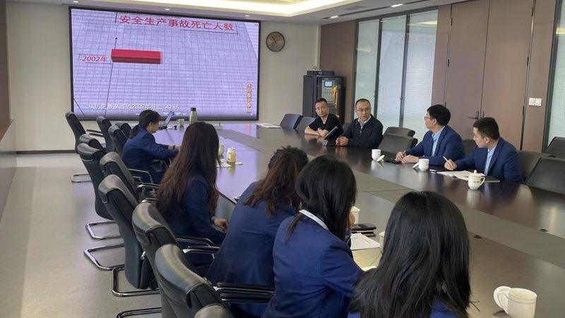 在选择成人高考辅导班时，可以从以下几个方面来参考价格：