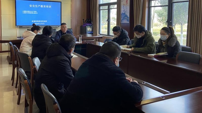 建造师培训课程的师资背景直接关系到教学质量。在挑选课程时，要关注以下几点：